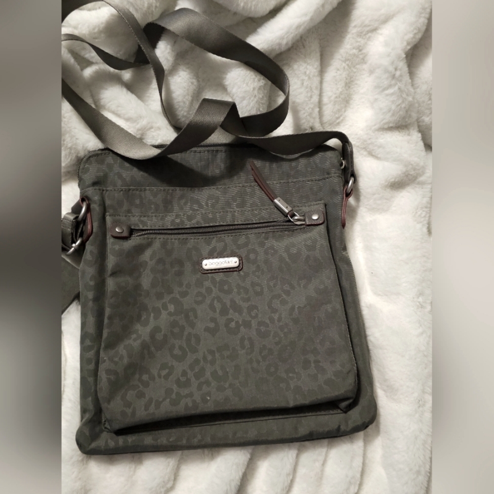 Baggallini Leopard Crossbody Bag includes RFID Wristlet EUC
